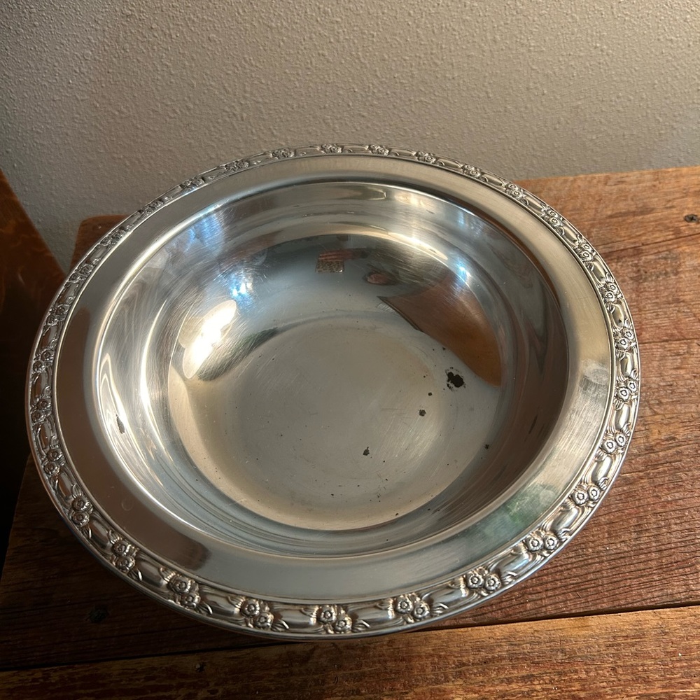 ONEIDA 1966 Shallow silver plate footed round bowl rose pattern vintage